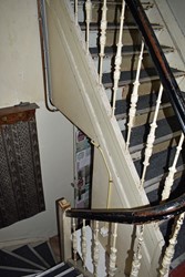 <p>Het trappenhuis met de van de begane grond tot de tweede verdieping doorlopende laat 19e-eeuwse bordestrap. De trappaal op de begane grond is later een keer vervangen. </p>
